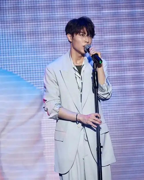 王子邱胜翊音乐会为粉丝献唱 透露棒棒