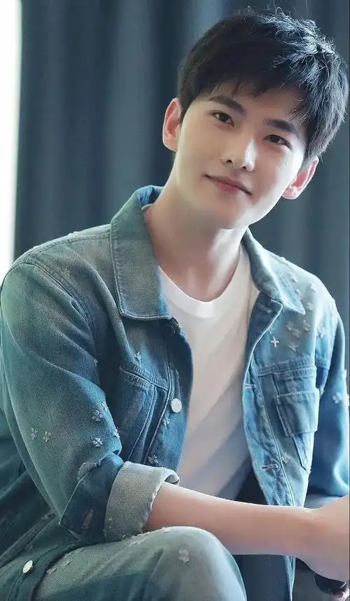 杨洋,作为中国影视界备受瞩目的年轻演员和歌手,一直以来都保持着低调