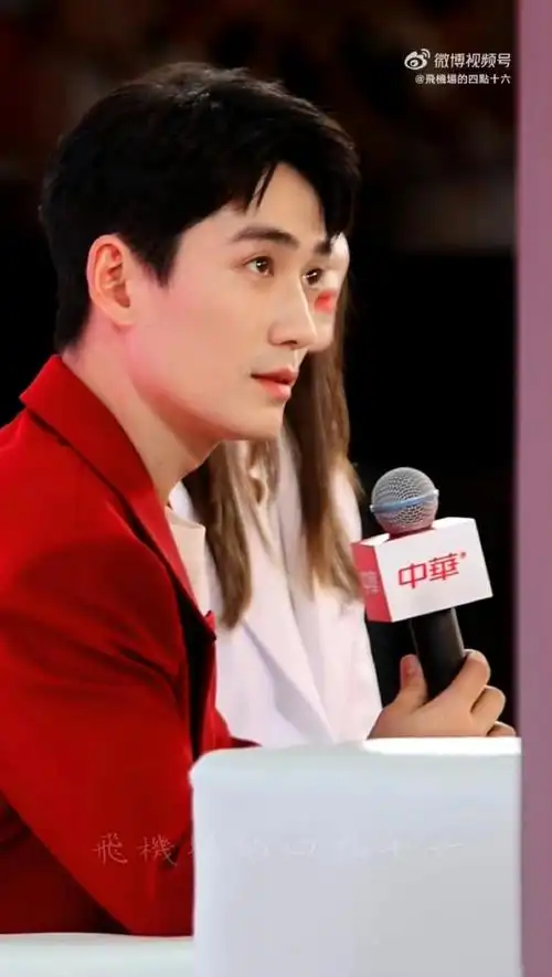 造型反差感#正气清秀的朱一龙90雅痞拽男朱一龙真的很爱一些反差感