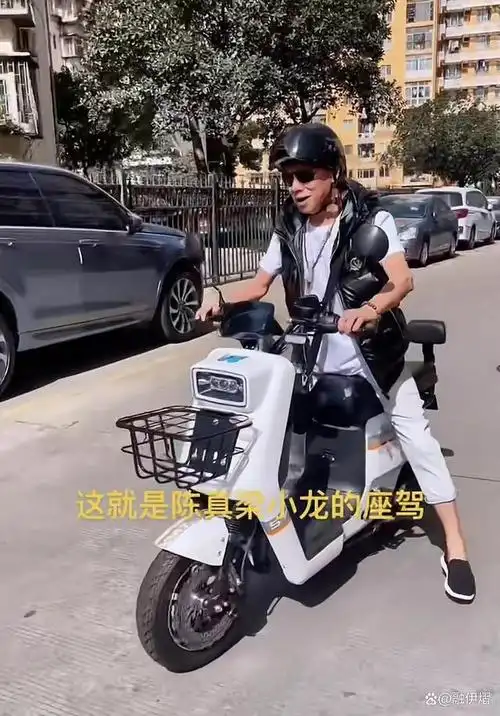 港台功夫明星对比,关德兴91岁辞世最高寿,周比利日子清闲状态好