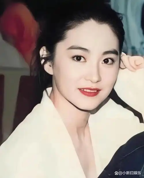 1954年出生的林青霞,是华语影坛的一位传奇女神.