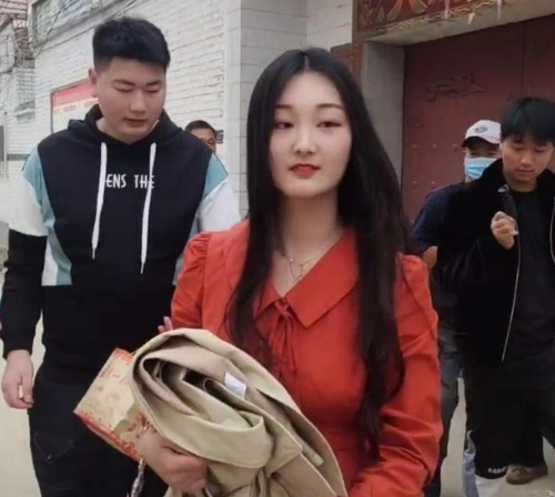 大衣哥连续被两位恩人出卖儿媳妇忍不住发文相交要真诚