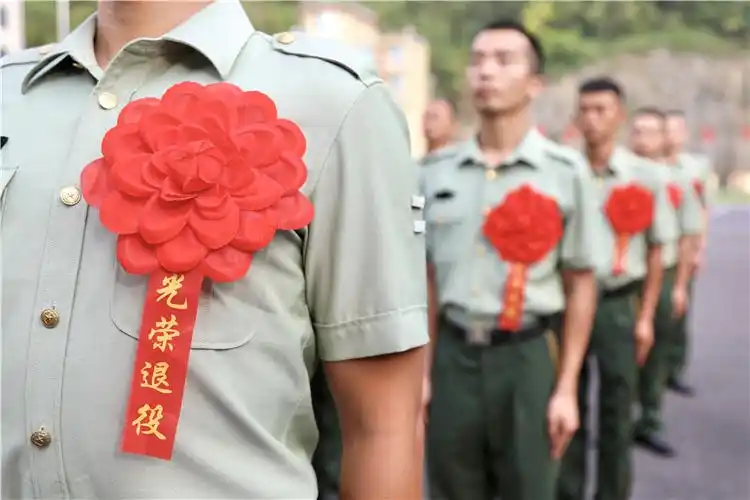 褪去戎装归故乡武警湘西支队90余名老兵光荣退役