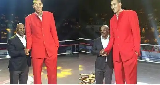 2米36的孙明明合影就没输过姚明矮他一头看到强森我笑