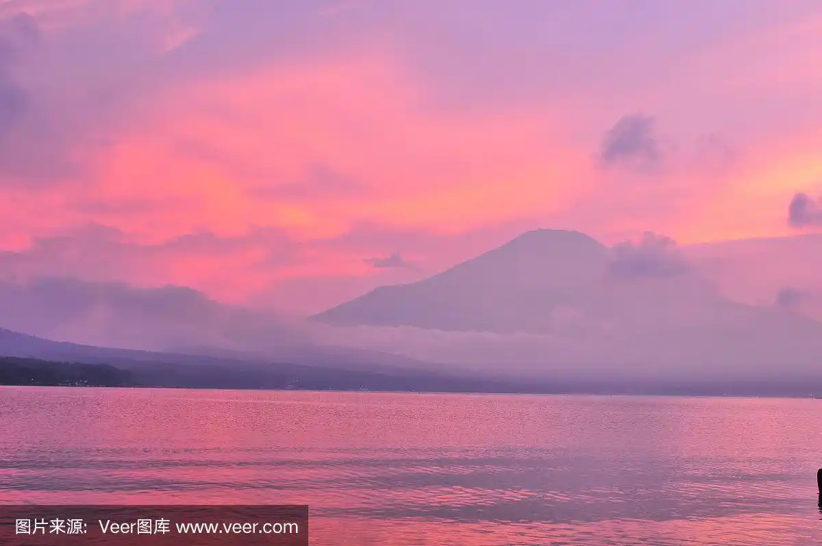 富士山和粉红天空