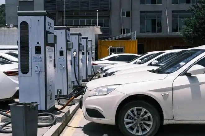 害怕自燃担心保值率不充电体验才是电动车的最大痛点