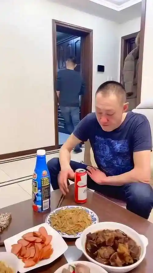 爷爷在家喝酒,被儿子举报却没事,姜还是老的辣!