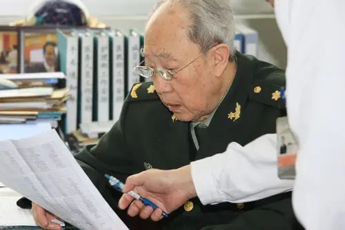 图片故事:89岁老军医吴孟超"不老"的一天_新闻台_中国网络电视台