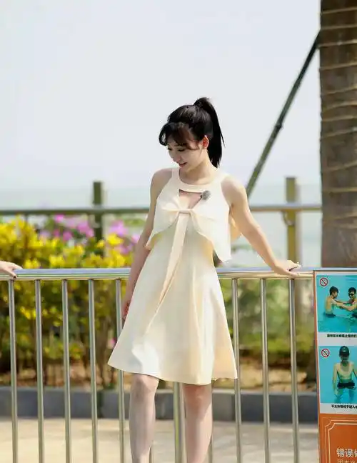 柳岩真人秀泳池照片中,他的头比胸小了2厘米,画面比例令人困惑_身材