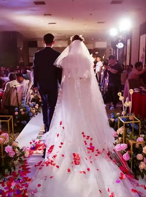 婚礼当天,新郎和其他女人聊得火热,新娘:我就在旁边看着