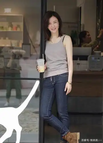 刘孜真敢穿,开襟小背心搭配喇叭裤拉出小蛮腰,真是太神奇了