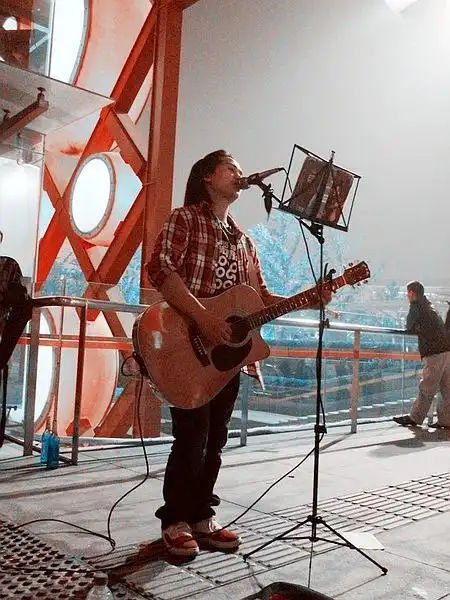 北京鸟巢流浪歌手阿龙,原名汤华斌,来自世界佤乡云南临沧,http://www.