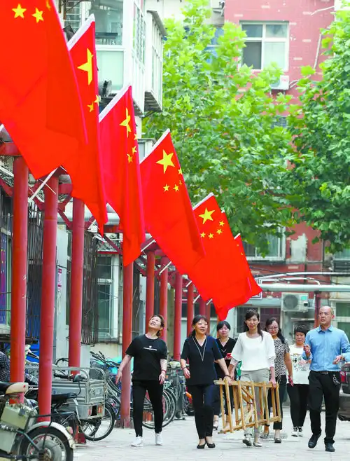 五星红旗飘起来 | 建明小区200面国旗扮靓红色物业小区_手机搜狐网