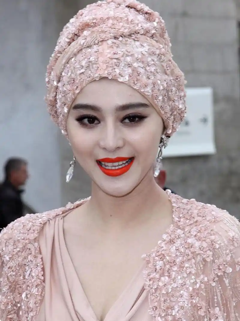 被范冰冰"异域风情"造型美到了,浓妆大红唇,皮肤状态好真实