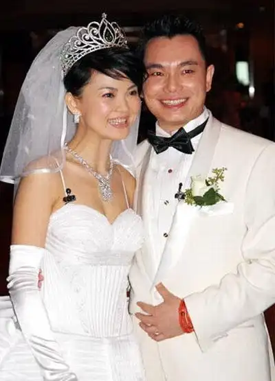曾遭名主持抢走富豪未婚夫,嫁二婚老公被曝插足,获封影后成赢家