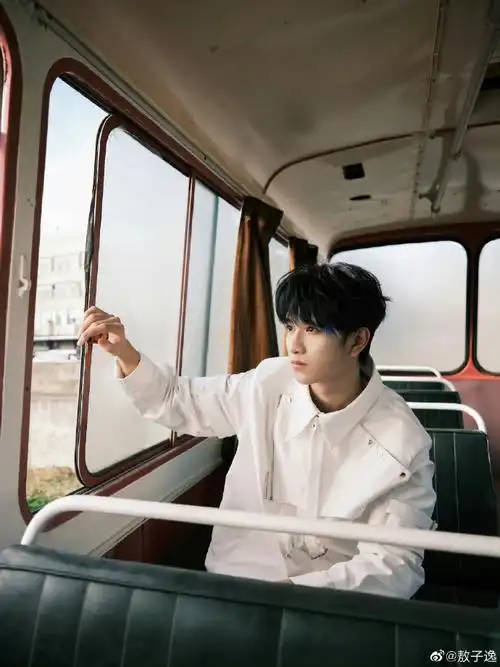 敖子逸蓝色挑染造型随拍