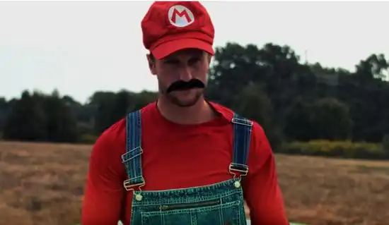 老外cos超级马里奥在即将通关之际淡定的被铁锤砸死
