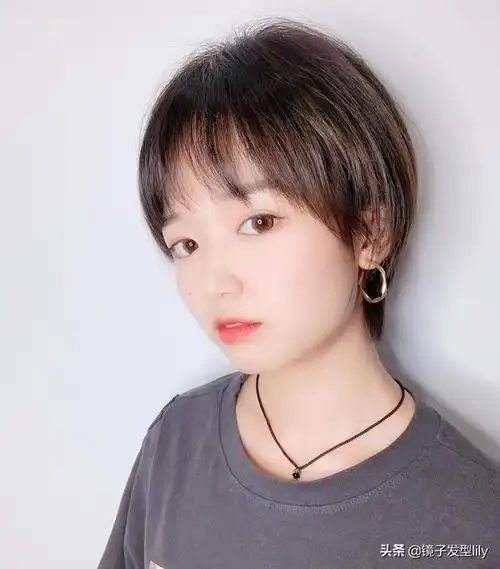时尚的短发搭配自然柔和的刘海,瘦脸显小美美哒