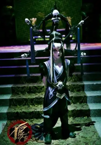 六,冥帝 雯小昭饰演的冥帝也可以说是一绝,形象气势看起来比动漫还要