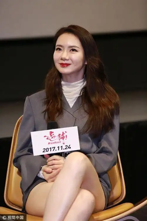 戚薇广州宣传新片大秀美腿受采访俏皮可爱心情好