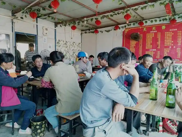 夏天来了,工地上的民工又到了最难熬的时光了,流着汗水顶着太阳,每天