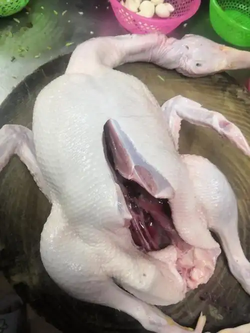 买一只杀好的仔鸭,洗净,将鸭脚剁下来,鸭表皮抹上生抽      2.