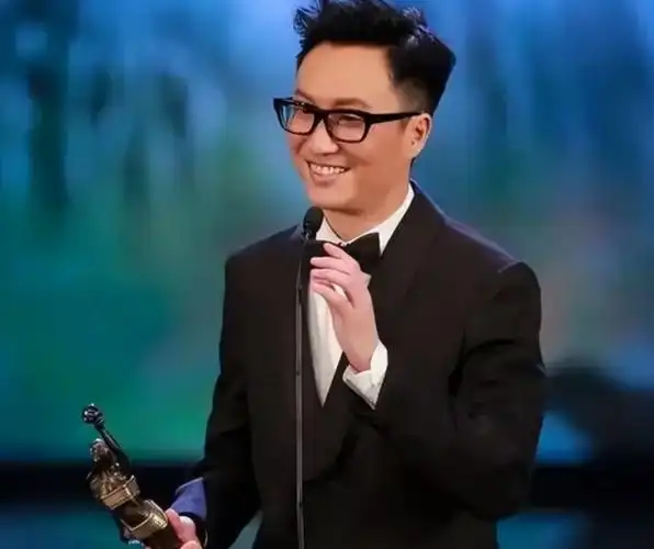 51岁郑中基近照曝光留长发参加幼儿园家长会献唱被赞接地气