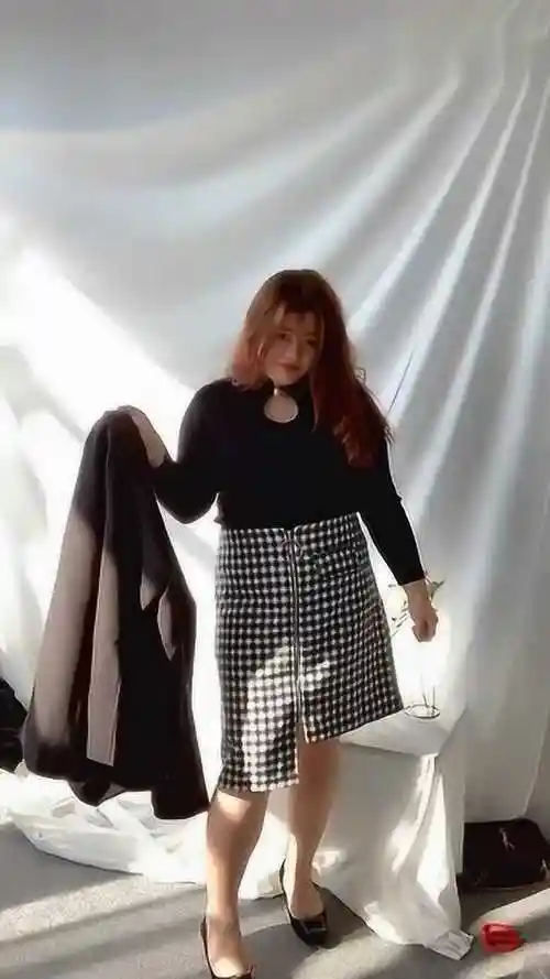 170斤美女的穿搭,这一身真的很帅,网友:黑色的尽显魅力