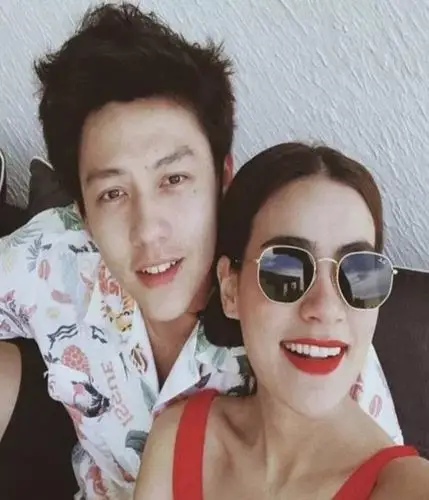 泰国男星mark和女友kim甜蜜同游华欣