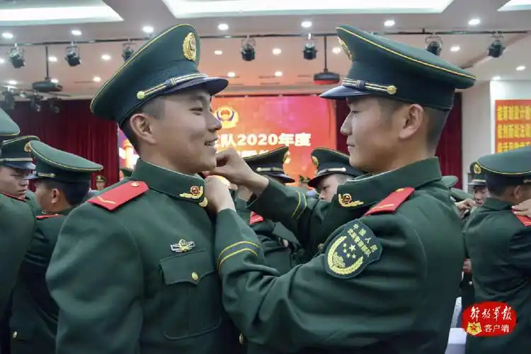 队列,擒敌,体能,射击和思想政治教育等军政训练后,被授予武警列兵军衔