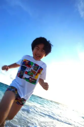 组图:kimi追逐海浪 网友:以后也是长腿欧巴_高清图集_新浪网