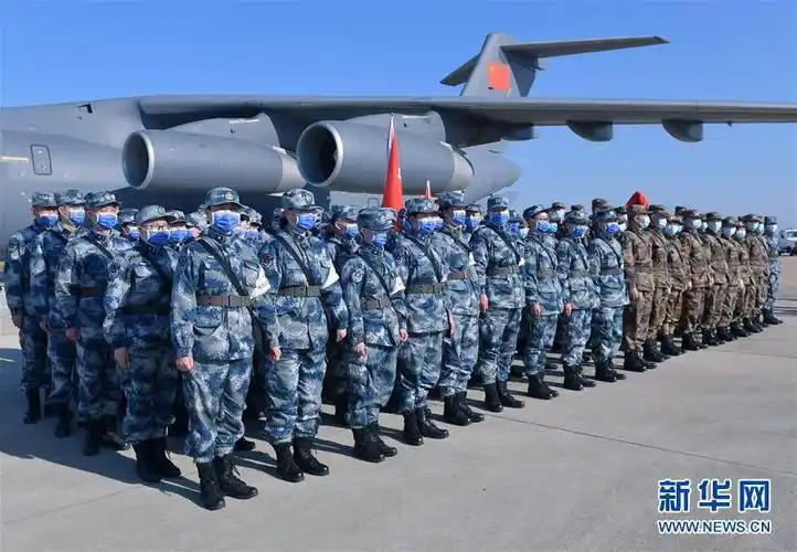 空军第四次向武汉大规模空运医疗队员和物资2020-02-18
