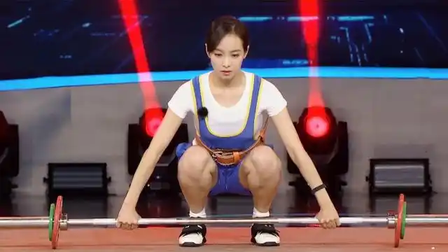 宋茜如此具有运动天赋:举重挑战轻松举起22公斤,看傻举重冠军