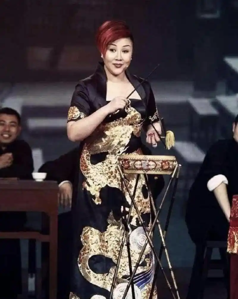 德云社王惠穿"龙袍"上台引争议,鼓曲演员穿这身衣服,合适么?