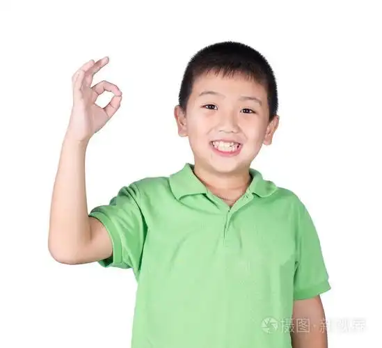 可爱的男孩正在做ok的手势在白色背景上孤立