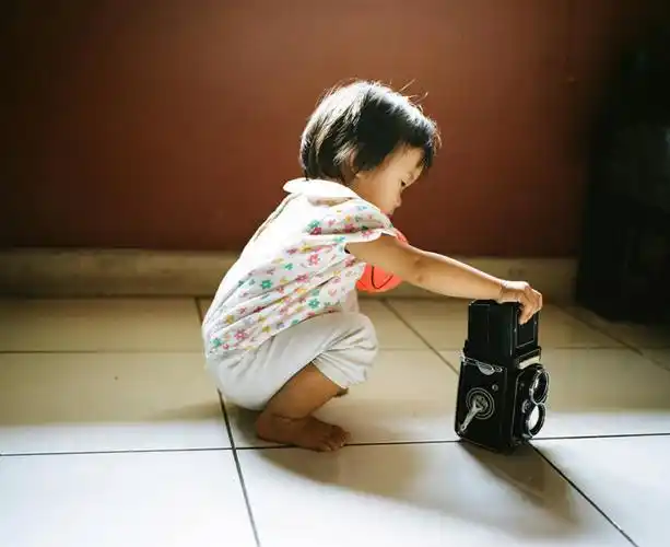 婴儿,儿童,一个人,坐,横图,室内,白天,侧面,探险,纯洁,玩具,相机,印度
