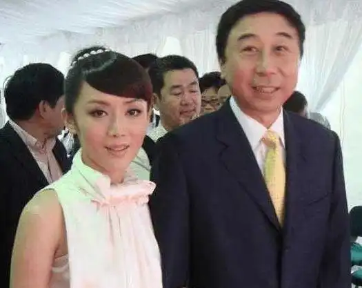冯巩低调了37年的妻子儿子身家过亿幸福的一家