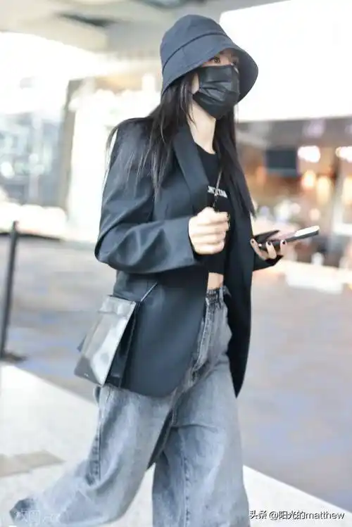 谢娜现身上海虹桥机场,头戴渔夫帽步履匆匆