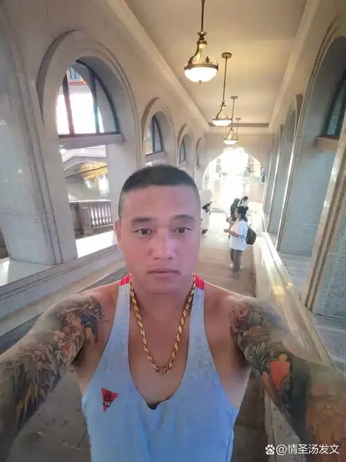 发几张油腻大叔的自拍