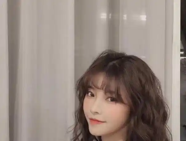 长发这样烫,有一种无形的女神魅力散发出来,撩到你腿软!