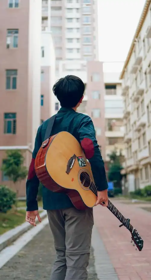 背影吉他