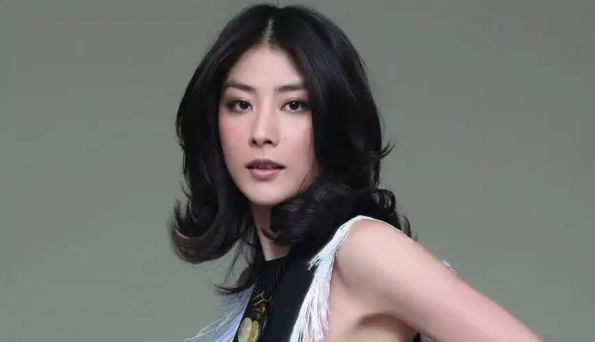 原创天后陈慧琳美得不像50岁花400万坐月子爱情更让人羡慕