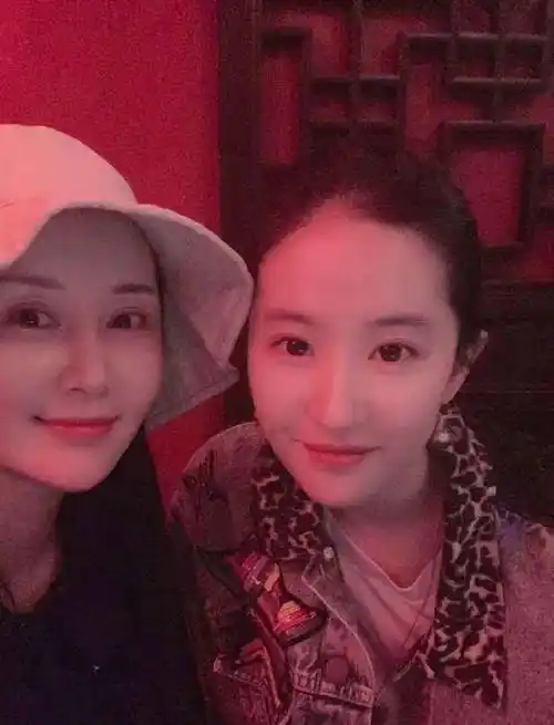 "家族最丑"刘亦菲,全家都不是普通人,古墓派生活照进了现实_工作_妈妈