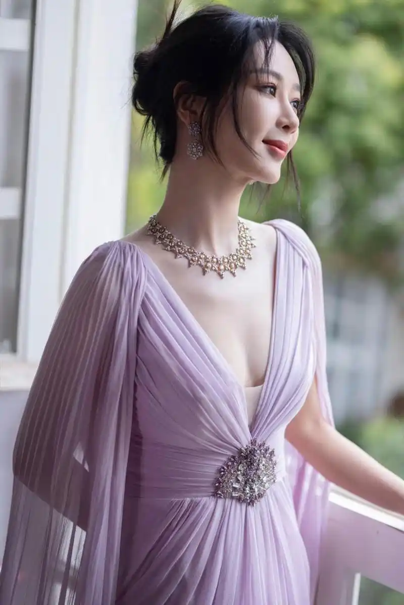 长大后的杨紫,更加的美艳动人,杨紫小时候的样子还停留在家有儿女中的