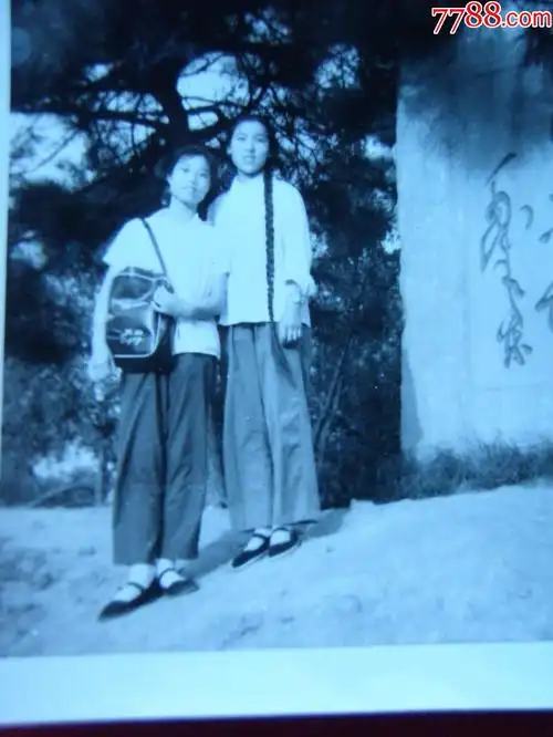 六十年代两名有志女青年在辽阳向雷锋同志学习纪念牌前合影留念大照片