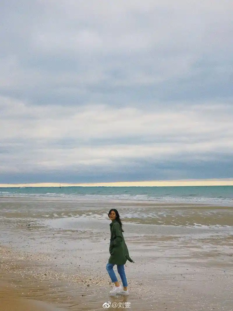 组图:"大表姐"刘雯海边秀美腿 长发飘逸意境唯美