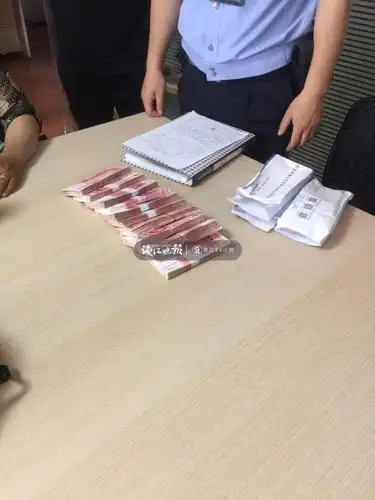 那个毫不起眼的布袋子里装了整整十万现金!失主是谁?