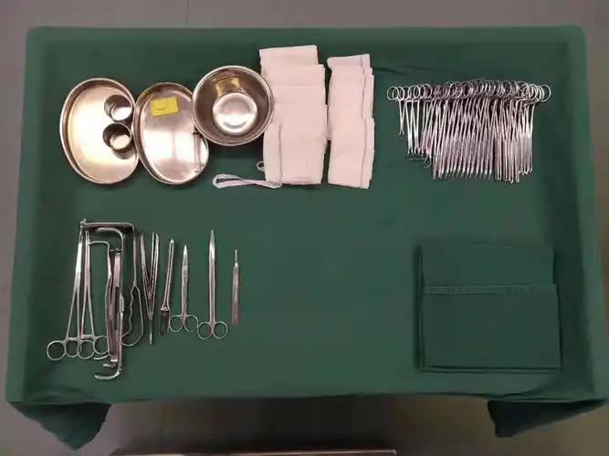 各种手术器械,规范合理放置,便于手术使用,提高手术效率,缩短手术时间