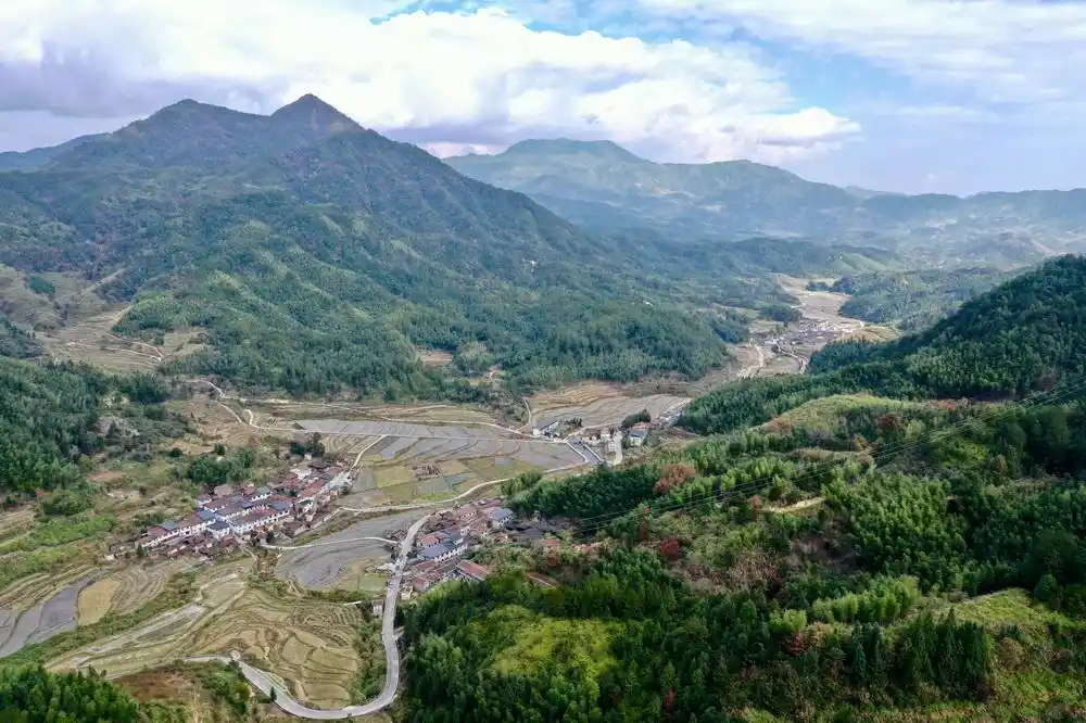 这是11月19日拍摄的大山之中的岭下村(无人机照片).