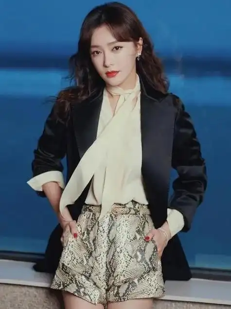 苦恋黄晓明,倒贴陆川,被嘲浪费子宫的秦岚,早已走上了另一条路